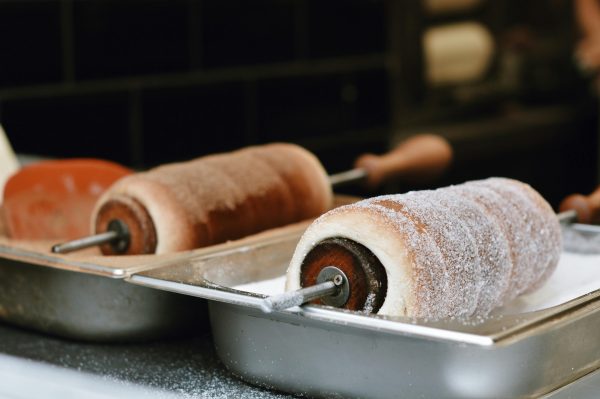 Chimney Cake Kürtőskalács-a-Traditional-Hungarian-pastry-in-Budapest.